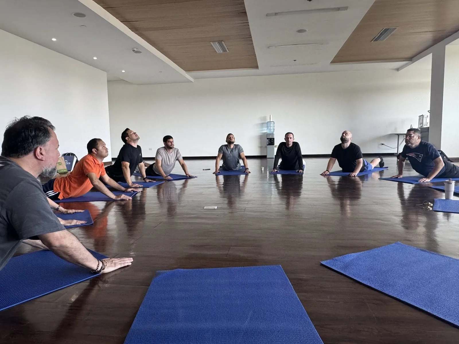 Colaboradores en una sesión de yoga y respiración durante un programa de bienestar de Prama