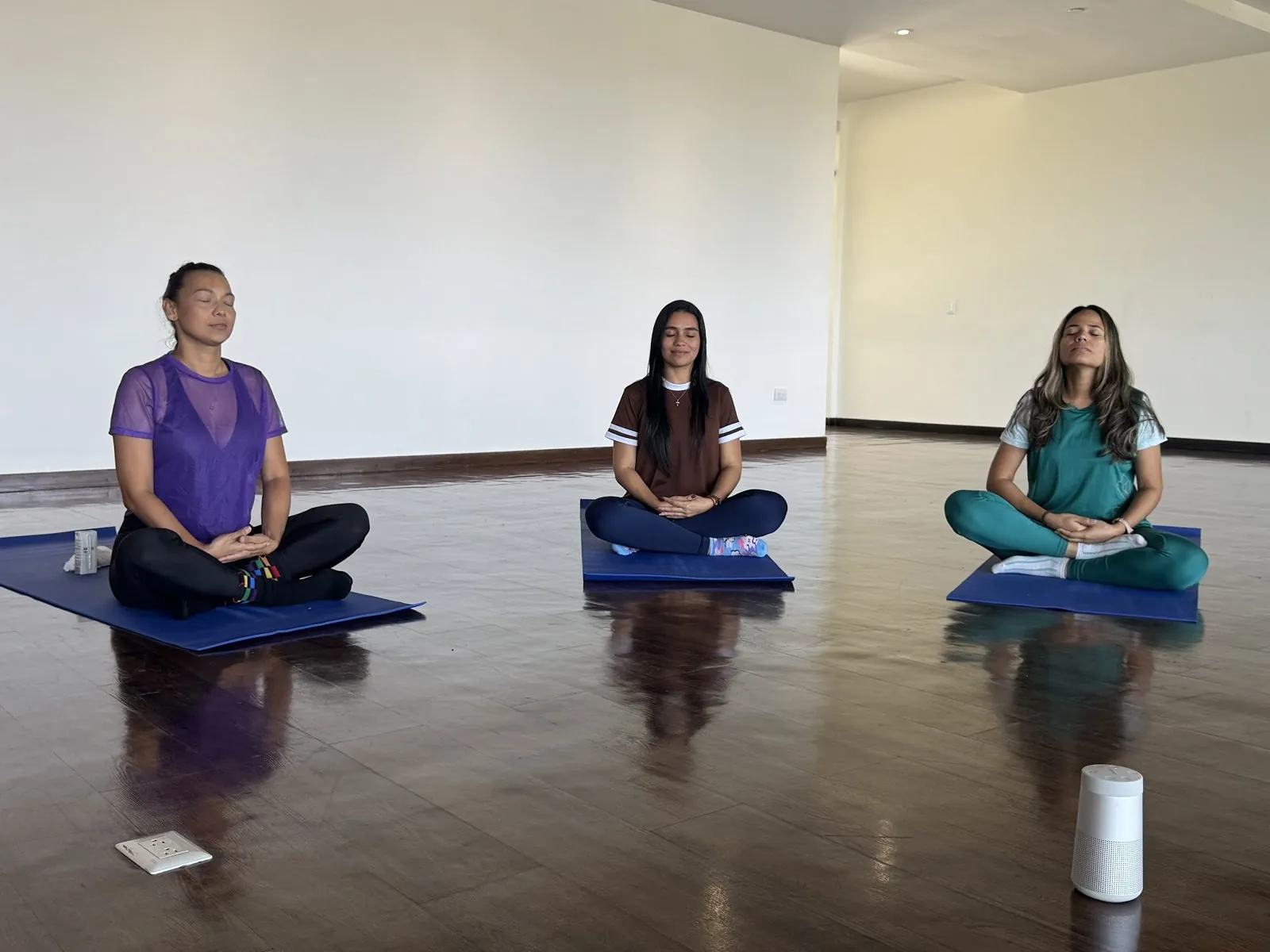 Participantes en una práctica de meditación sentada durante un programa de Prama