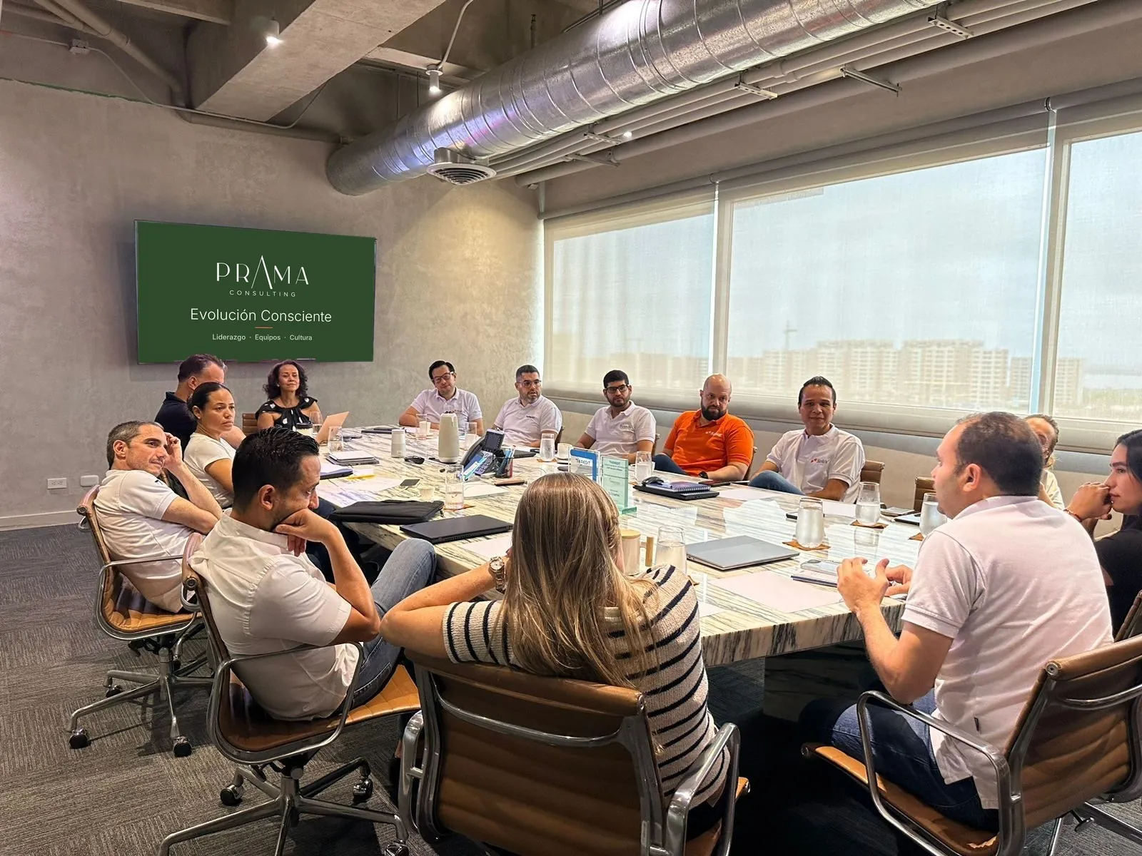Equipo directivo reunido en una sesión de Prama Consulting