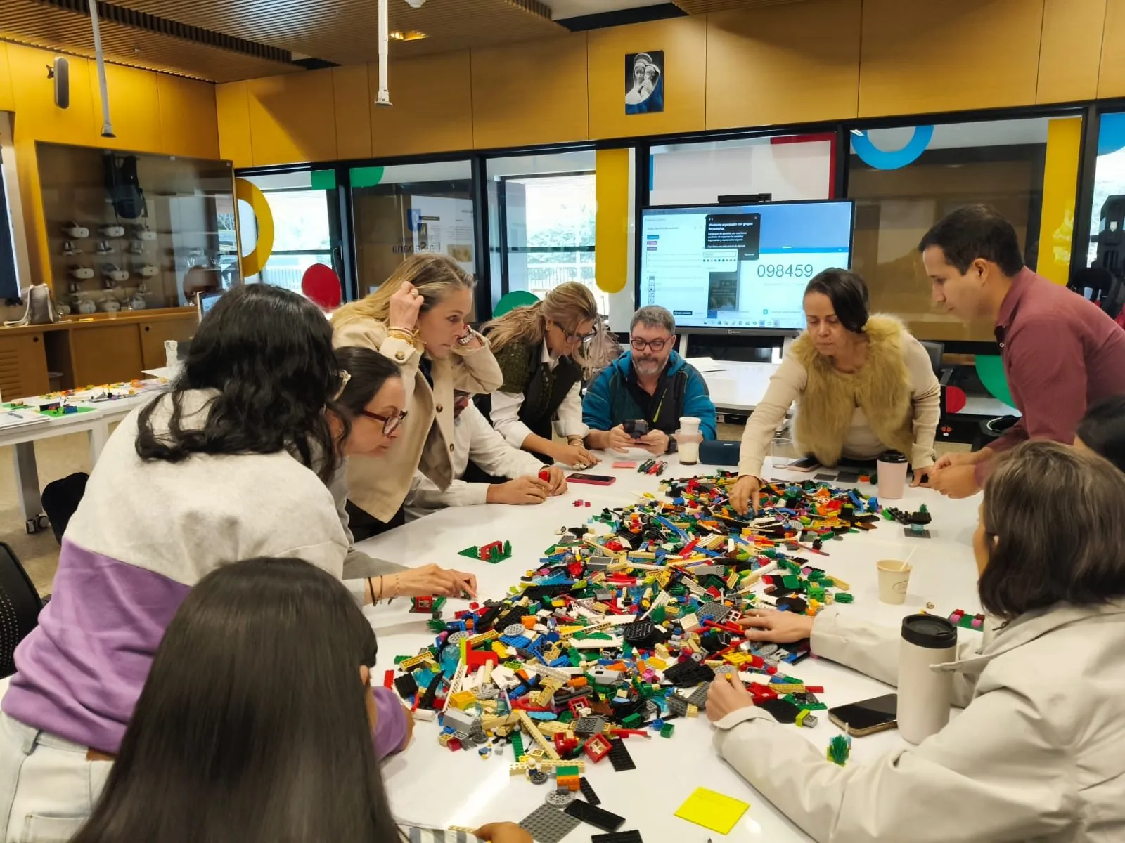 Participantes construyendo un modelo colectivo con piezas LEGO durante la certificación con Lucio Margulis