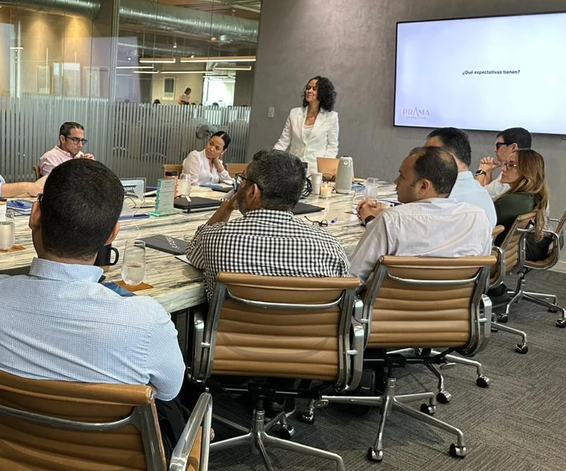 Liliana Castro Ledesma facilita una conversación con un equipo directivo
